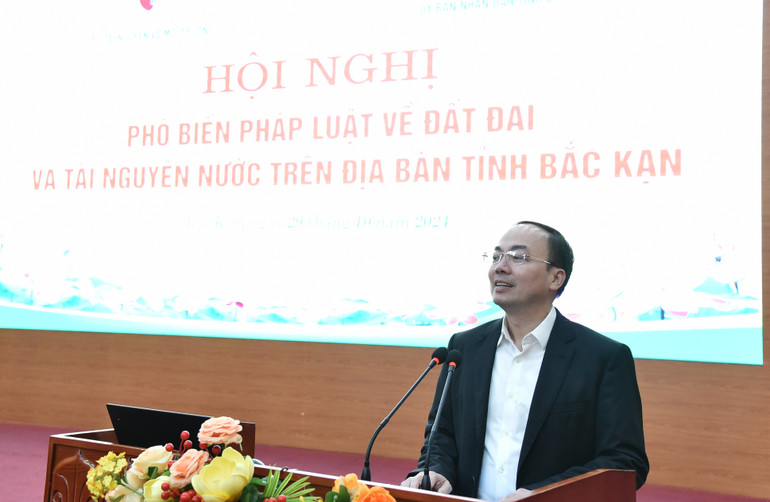 Đồng chí Nguyễn Đăng Bình, Phó Bí thư Tỉnh ủy, Chủ tịch UBND tỉnh Bắc Kạn phát biểu chỉ đạo tại Hội nghị phổ biến kiến thức pháp luật về đất đai. 2.jpg