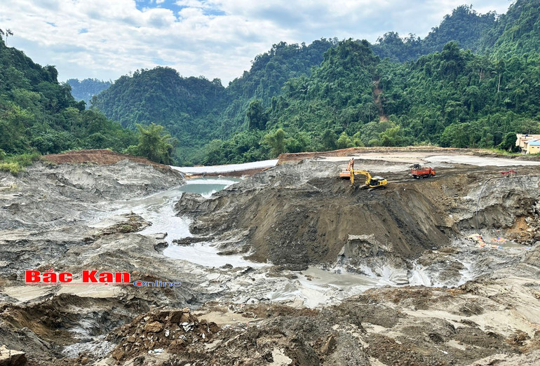 Một lượng lớn bùn thải ở hồ chứa quặng đuôi số 1 đã tràn ra môi trường. 11.jpg