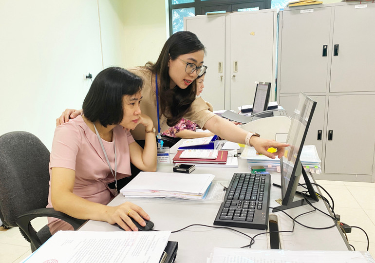 Cán bộ chuyên môn Sở Tài nguyên và Môi trường cập nhật phần mềm ứng dụng phục vụ dịch vụ công. su-dung-1.jpg