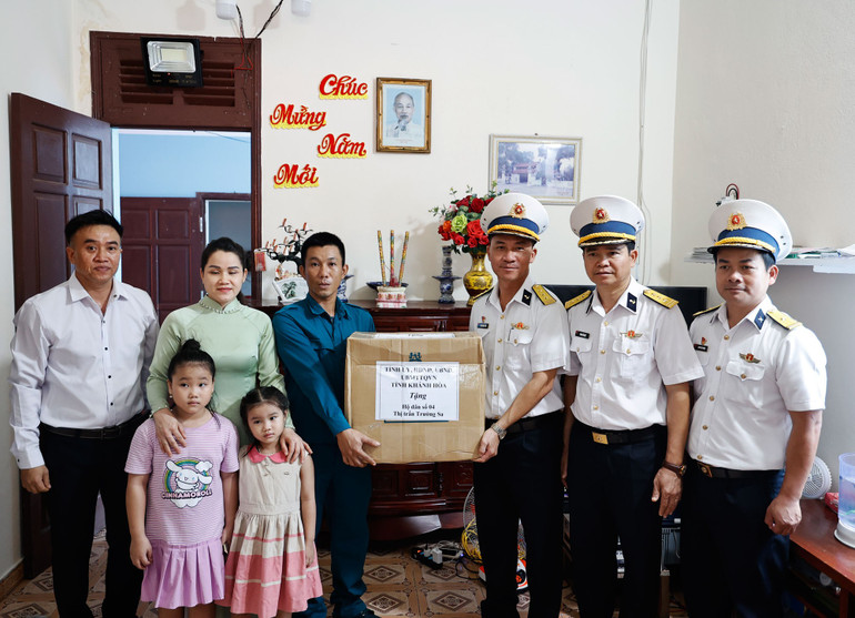 Đoàn công tác thăm hỏi, chúc Tết và tặng quà người dân trên đảo Trường Sa. 8.jpg