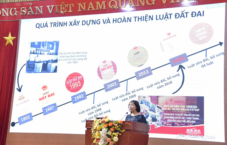Đồng chí Đàm Thị Thanh Mỹ, Vụ Trưởng Vụ Đất đai (Bộ Tài nguyên và Môi trường) phổ biến các nội dung về Luật Đất đai. 33.jpg