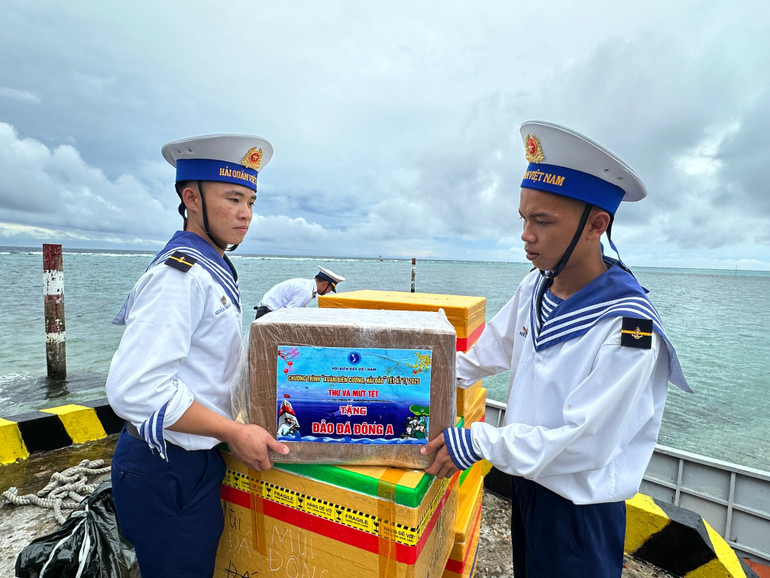Những thùng quà Tết từ đất liền đã đến đảo Đá Đông A. img-1371.jpg