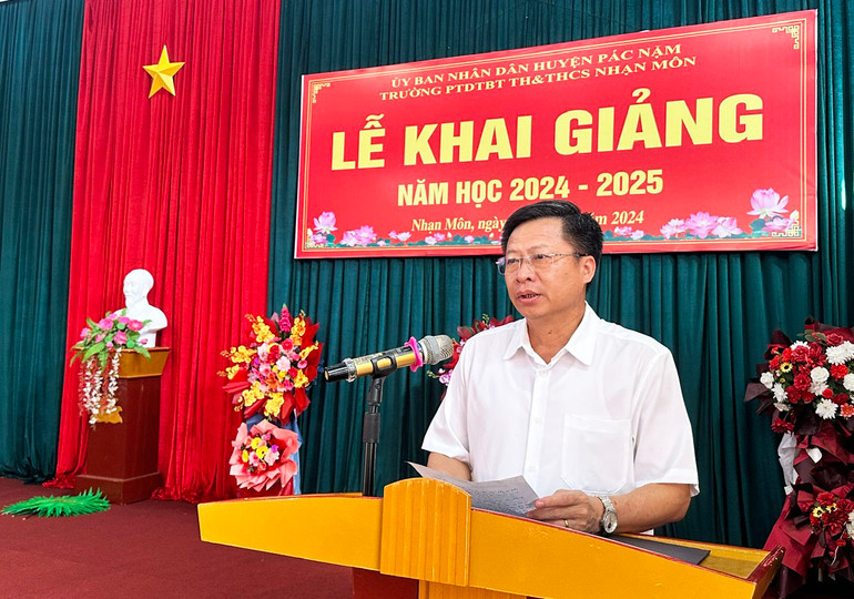 Phát biểu với thầy và trò nhà trường, ông Phạm Duy Hưng, Phó Chủ tịch UBND tỉnh biểu dương và đánh giá cao những kết quả đạt được của trường trong năm học vừa qua. 1.jpg