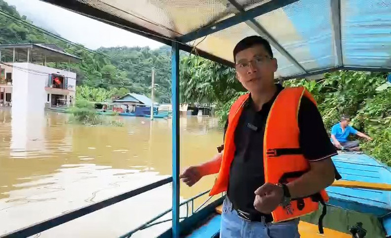 Phóng viên Báo Bắc Kạn tác nghiệp ở vùng lũ Ba Bể cuối năm 2024. 6723160495024mp4-snapshot-0004833.jpg