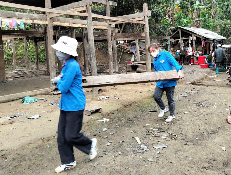Lực lượng đoàn viên thanh niên được huy động để hỗ trợ các hộ vận chuyển vật liệu, đào móng nhà... nhằm đẩy nhanh tiến độ thực hiện. 2222.jpg
