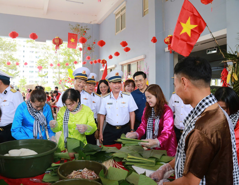 Lãnh đạo Bộ Tư lệnh Vùng 4 Hải quân động viên, khích lệ các đội thi. dong-chi-tu-lenh-va-dong-chi-chinh-uy-vung-dong-vien-doi-thi.jpg