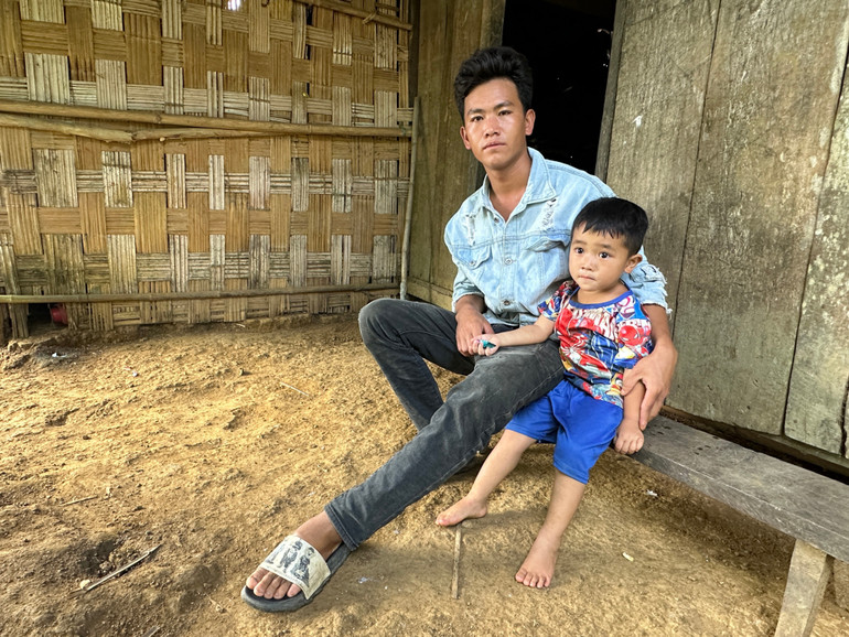 Từ khi vợ bỏ đi, hai bố con anh Hầu Văn Bằng trở nên vô cùng khó khăn, trong khi cháu chưa được khai sinh dù đã sắp tròn 3 tuổi. 3-4087.jpg