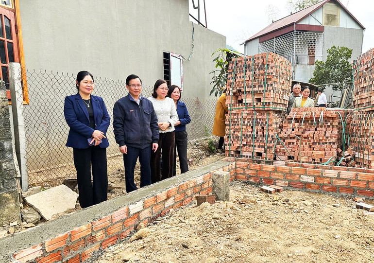 Đoàn công tác kiểm tra việc triển khai thực hiện xóa nhà tạm, nhà dột nát tại thôn Vằng Kè, xã Hà Hiệu. Đoàn công tác kiểm tra việc triển khai thực hiện xóa nhà tạm, nhà dột nát tại thôn Vằng Kè, xã Hà Hiệu.