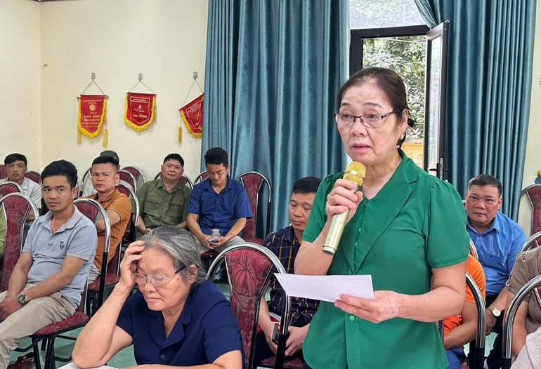 Cử tri thị trấn Chợ Rã nêu ý kiến. 1.jpg