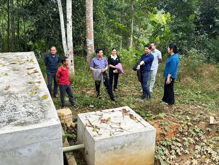 Đoàn công tác đến kiểm tra công trình nước sạch tập trung tại thôn Tiền Phong, xã Địa Linh. 11.jpg