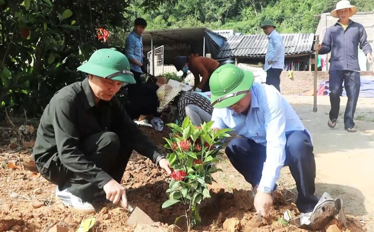 Vào những ngày nghỉ cuối tuần cán bộ, đảng viên và Nhân dân xã Hà Hiệu thường tổ chức vệ sinh môi trường, chỉnh trang khu vực trung tâm xã và đường liên thôn. 54325.jpg
