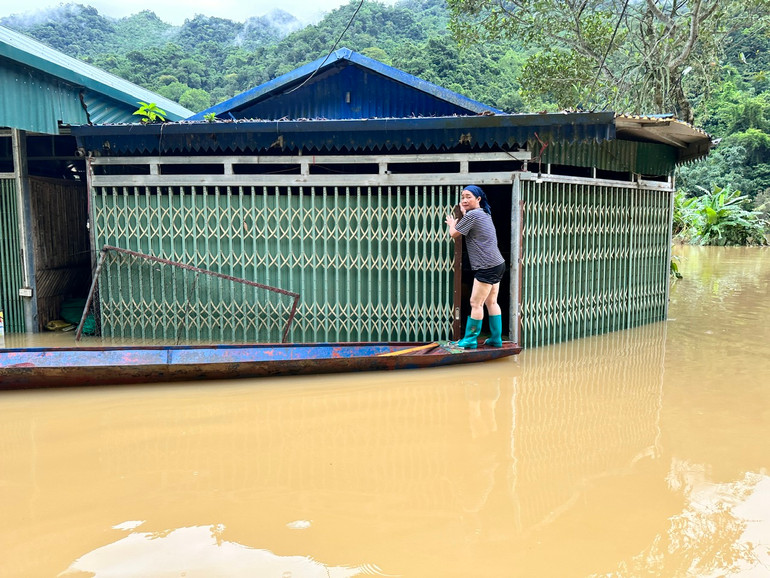 Người dân sinh sống gần khu vực sông Năng thuộc thôn Pác Ngòi vẫn phải di chuyển bằng thuyền, hoặc xuồng máy do nước còn dâng cao. 11.jpg