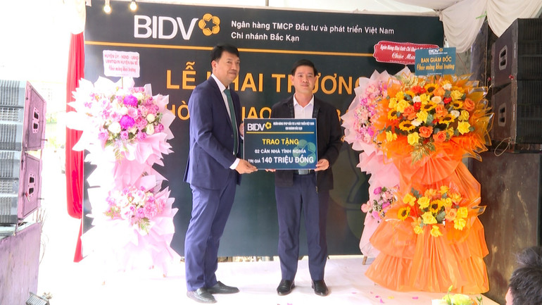 Dịp này, Phòng giao dịch Ba Bể, BIDV chi nhánh Bắc Kạn trao tặng huyện Ba Bể 140 triệu đồng hỗ trợ xây nhà tình nghĩa cho 02 hộ gia đình. bidv2.jpg