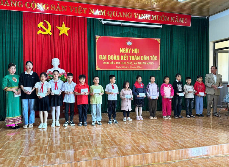 Dịp này nhiều học sinh hiếu học vượt khó của thôn được trao tặng những phần quà 333.jpg