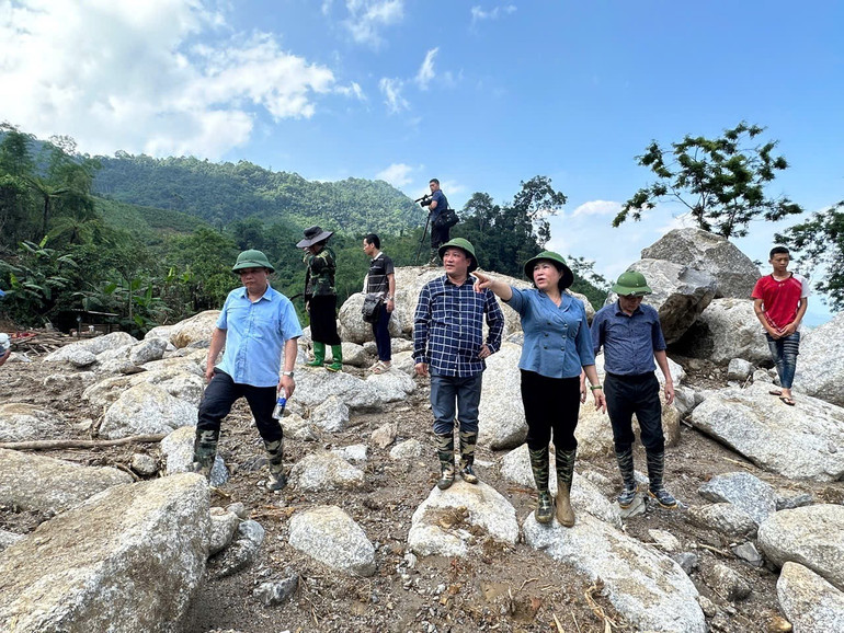 Đồng chí Phương Thị Thanh, Phó Bí thư Thường trực Tỉnh uỷ, Chủ tịch HĐND tỉnh kiểm tra vùng sạt lở ở thôn Phiêng Khăm, xã Yến Dương. img-7534.jpg