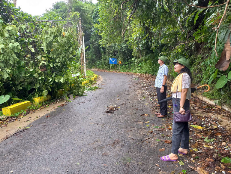 Lãnh đạo UBND huyện Ba Bể kiểm tra những vị trí bị thiệt hại do bão số 3 và chỉ đạo khắc phục hậu quả. 5.jpg