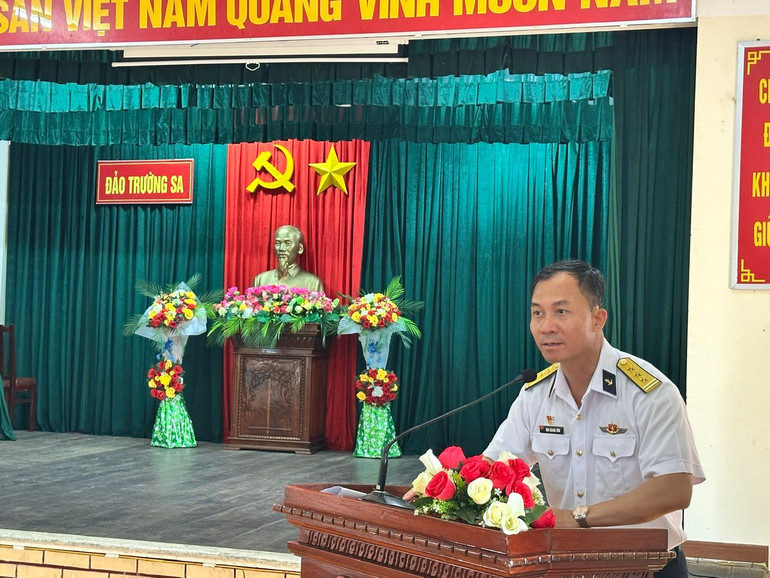 Thượng tá Mai Quang Tiên chúc Tết cán bộ, chiến sĩ đảo Trường Sa. 5.jpg