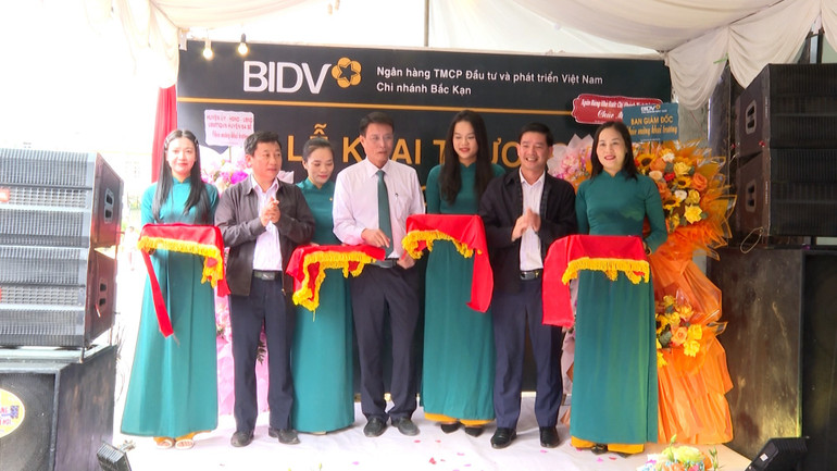 Cắt băng khai trương Phòng Giao dịch Ba Bể trực thuộc BIDV Bắc Kạn tại tiểu khu 5, thị trấn Chợ Rã, huyện Ba Bể. bidv1.jpg