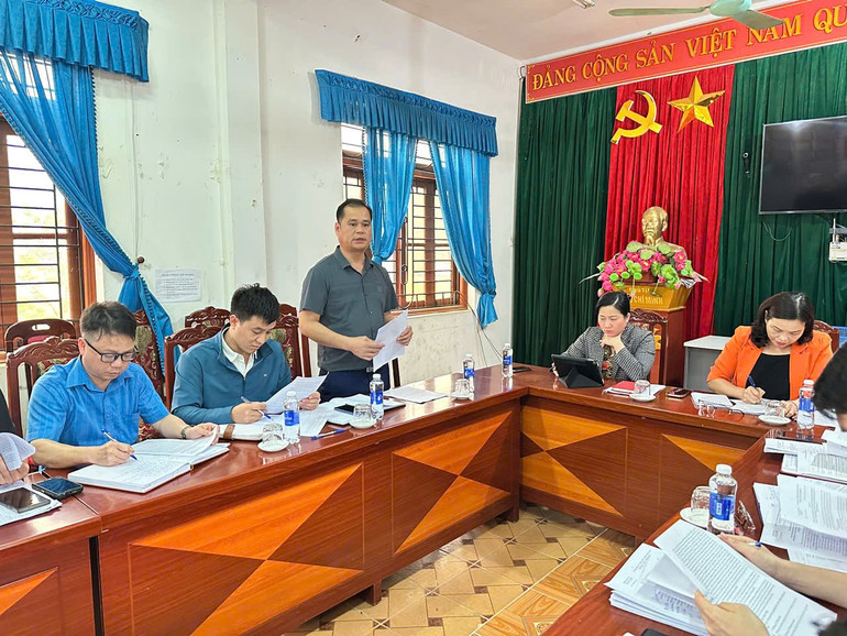 Los líderes del Comité Popular de la Comuna de Boc Bo informaron al Grupo de Trabajo sobre la implementación de los contenidos del Programa Nacional de Objetivos en la localidad. 111.jpg