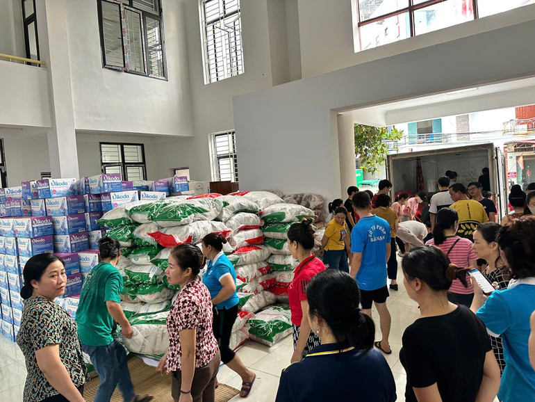 Nhiều mặt hàng nhu yếu phẩm được tập kết, bảo quản tại Trụ sở Ủy ban MTTQ Việt Nam tỉnh Bắc Kạn. 44.jpg