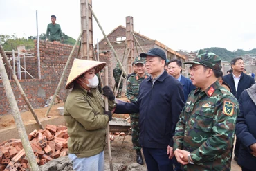 Đồng chí Bí thư Tỉnh ủy Hoàng Duy Chinh động viên cán bộ, chiến sĩ, Nhân dân thi công Khu tái định cư Tà Han