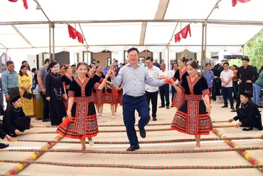 Đồng chí Bí thư Tỉnh ủy Hoàng Duy Chinh dự Ngày hội Đại đoàn kết toàn dân tộc tại thôn Dài Khao