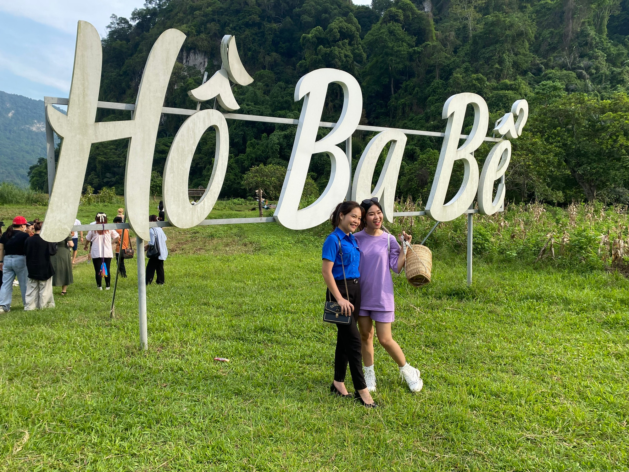 Một buổi chiều là quá ngắn để trải nghiệm hết những điều tuyệt vời tại hồ Ba Bể... Hà Myo cho biết sẽ cùng những người bạn sớm quay trở lại.