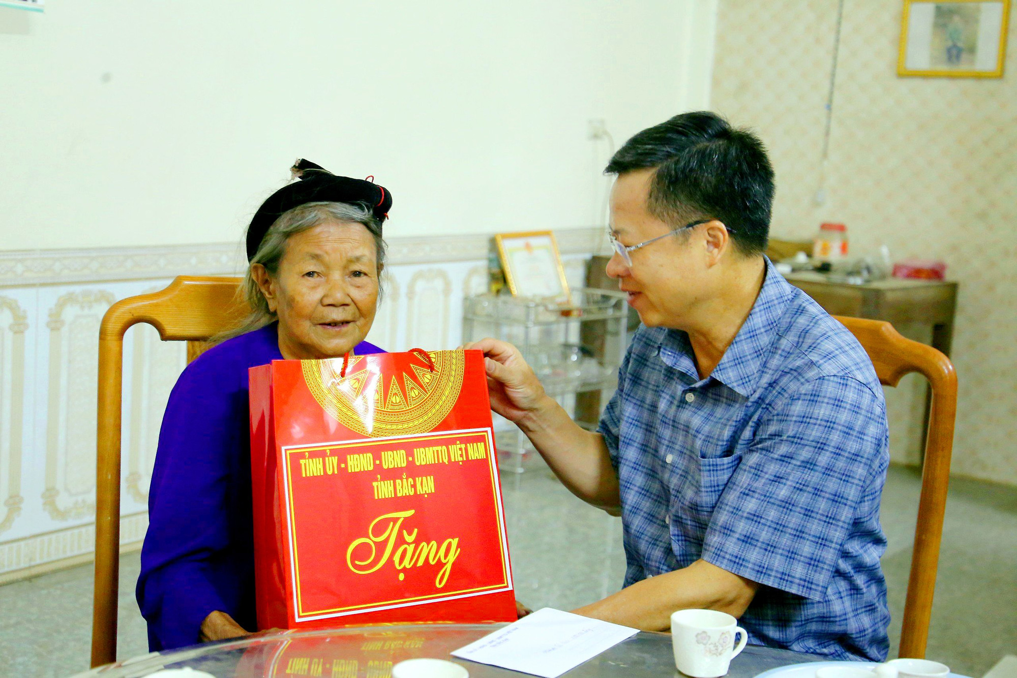 Ông Phạm Duy Hưng, Ủy viên Ban Thường vụ Tỉnh ủy, Phó Chủ tịch UBND tỉnh thăm, tặng quà bà Phan Thị In là mẹ liệt sĩ, ở thôn Nà Hỏi, xã Phúc Lộc (Ba Bể). z5670428247450_7b258fce968db335bb1cc5b22c5df5f9.jpg