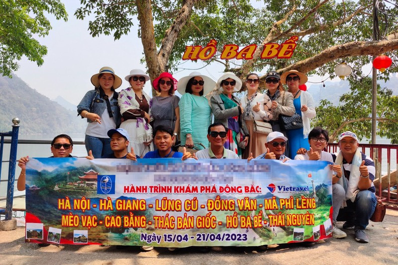 Tour, tuyến du lịch vùng Chiến khu Việt Bắc còn nhiều dư địa phát triển (Trong ảnh: Một tour du lịch khám phá các tỉnh Việt Bắc được hãng Vietravel tổ chức). 2005.jpg
