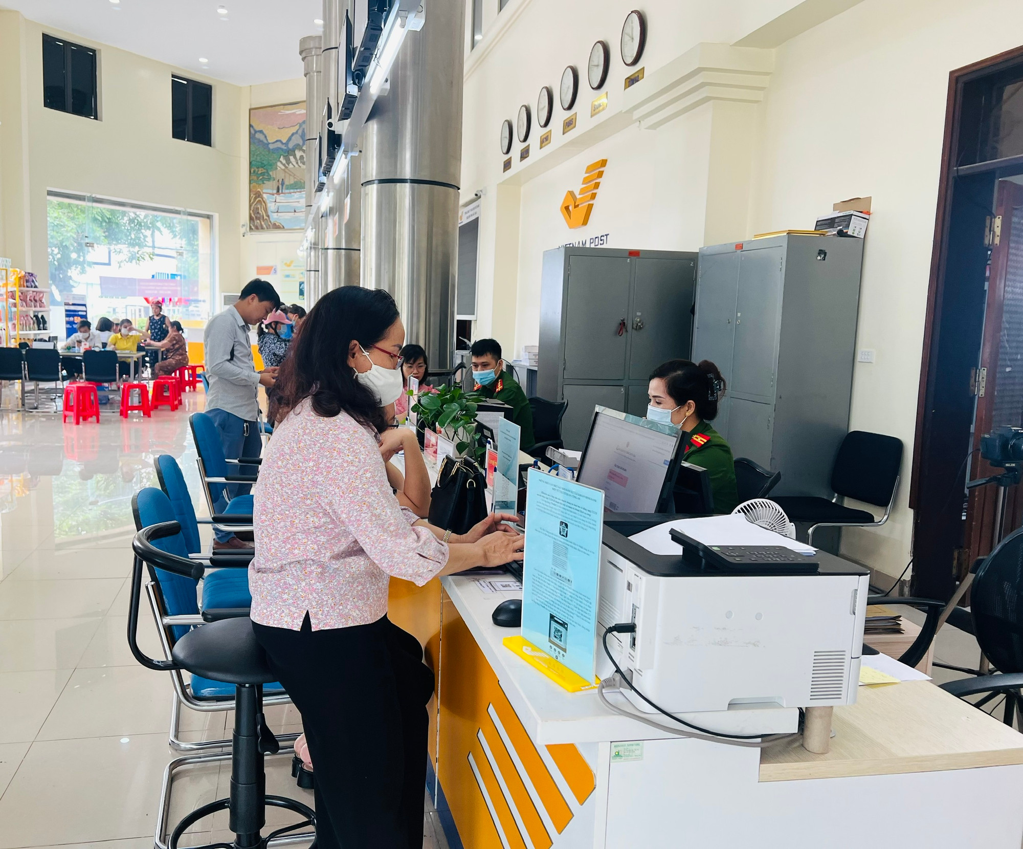 Người dân làm thủ tục kích hoạt tài khoản định danh điện tử tại Trung tâm Phục vụ hành chính công tỉnh Bắc Kạn.