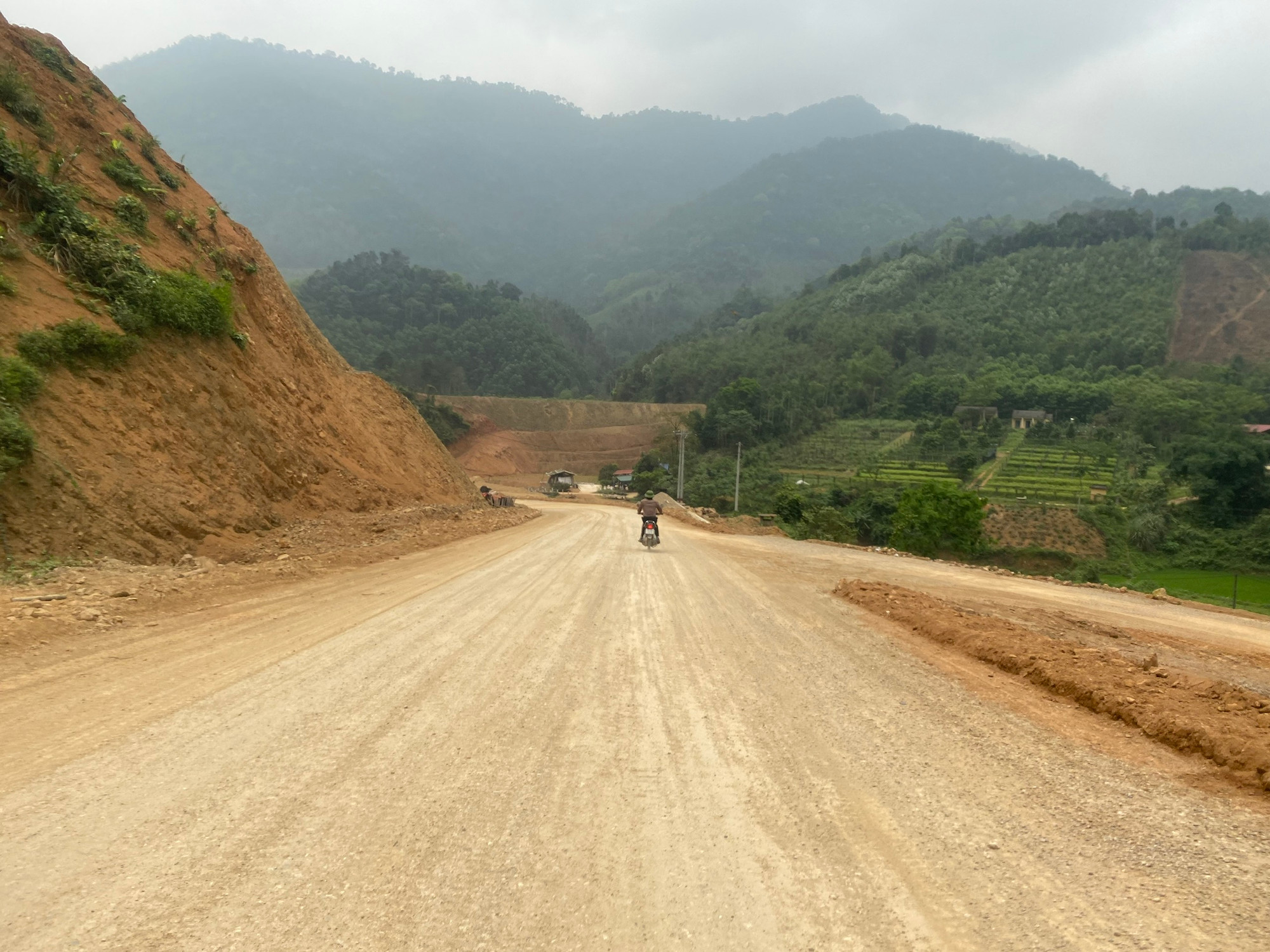 Tuyến đường TP. Bắc Kạn - hồ Ba Bể đi qua 4 thôn của xã Đôn Phong với chiều dài khoảng 17km, sau khi đưa vào sử dụng sẽ giúp xã Đôn Phong tháo gỡ "điểm nghẽn" về giao thông.