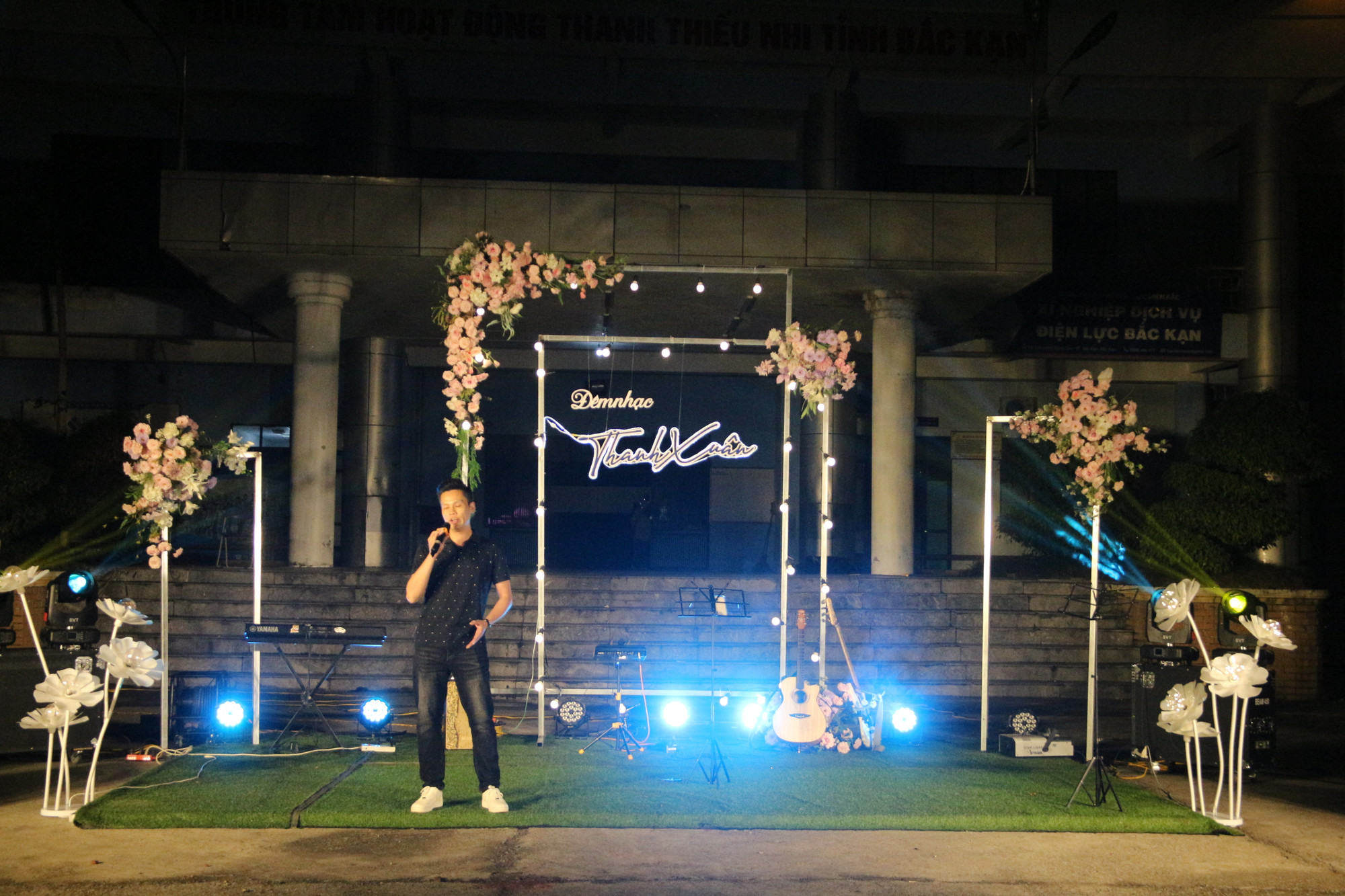 Các khán giả giao lưu tại đêm nhạc.