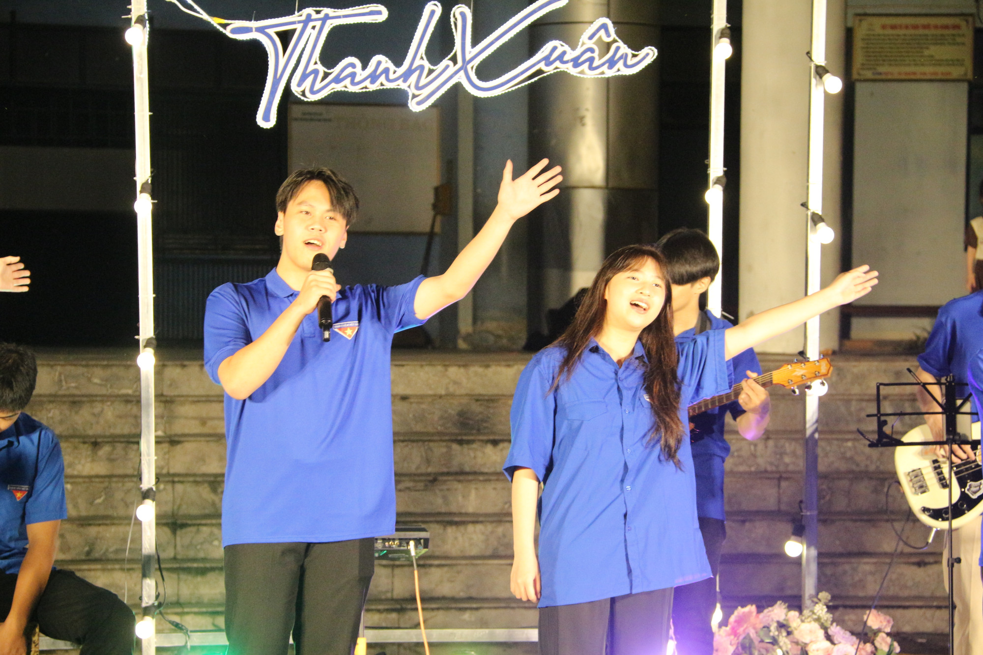 Các thành viên CLB Âm nhạc đã cháy hết mình với các ca khúc.