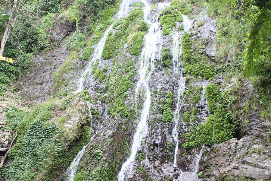 Thác nước Nặm Tốc đổ xuống như những dải lụa trắng.