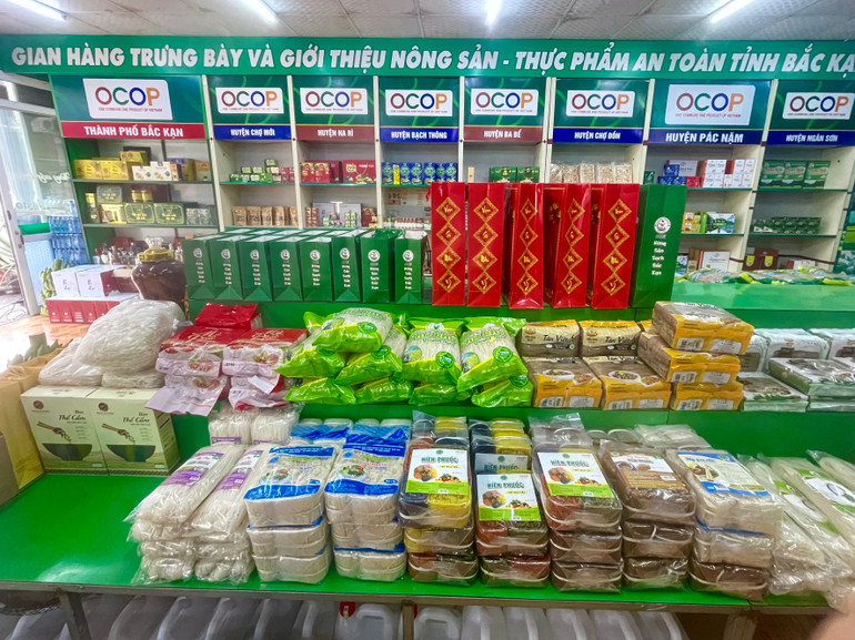 Rất nhiều mặt hàng là sản phẩm OCOP phục vụ nhu cầu tiêu dùng của người dân. img-2369.jpg