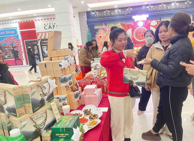 Khách hàng quan tâm sản phẩm OCOP của HTX nghiên cứu phát triển dược và mỹ phẩm Bắc Kạn đang được bày bán tại Vincom Bắc Kạn. img-2340.jpg