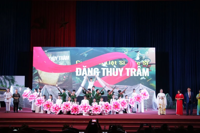 Các đội thi đã dàn dựng công phu những phần thi của mình.