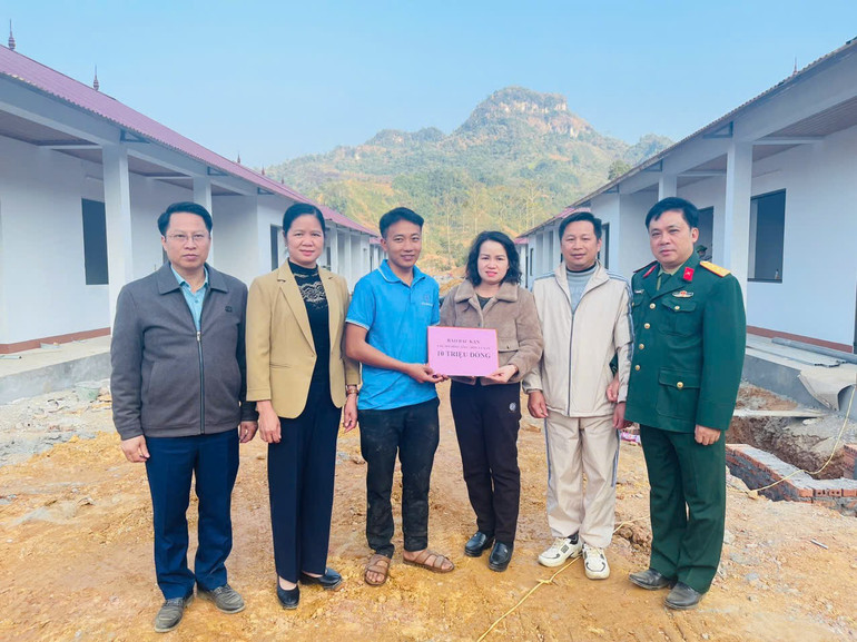 Đồng chí Hà Thị Ngần, Bí thư Chi bộ, Tổng biên tập Báo Bắc Kạn chuyển phần quà của cán bộ viên chức cơ quan Báo Bắc Kạn đến nhân dân Khu tái định cư Tà Han z6189199426313-d837b2d5229ac5f6d87cb9efb1f9db44.jpg