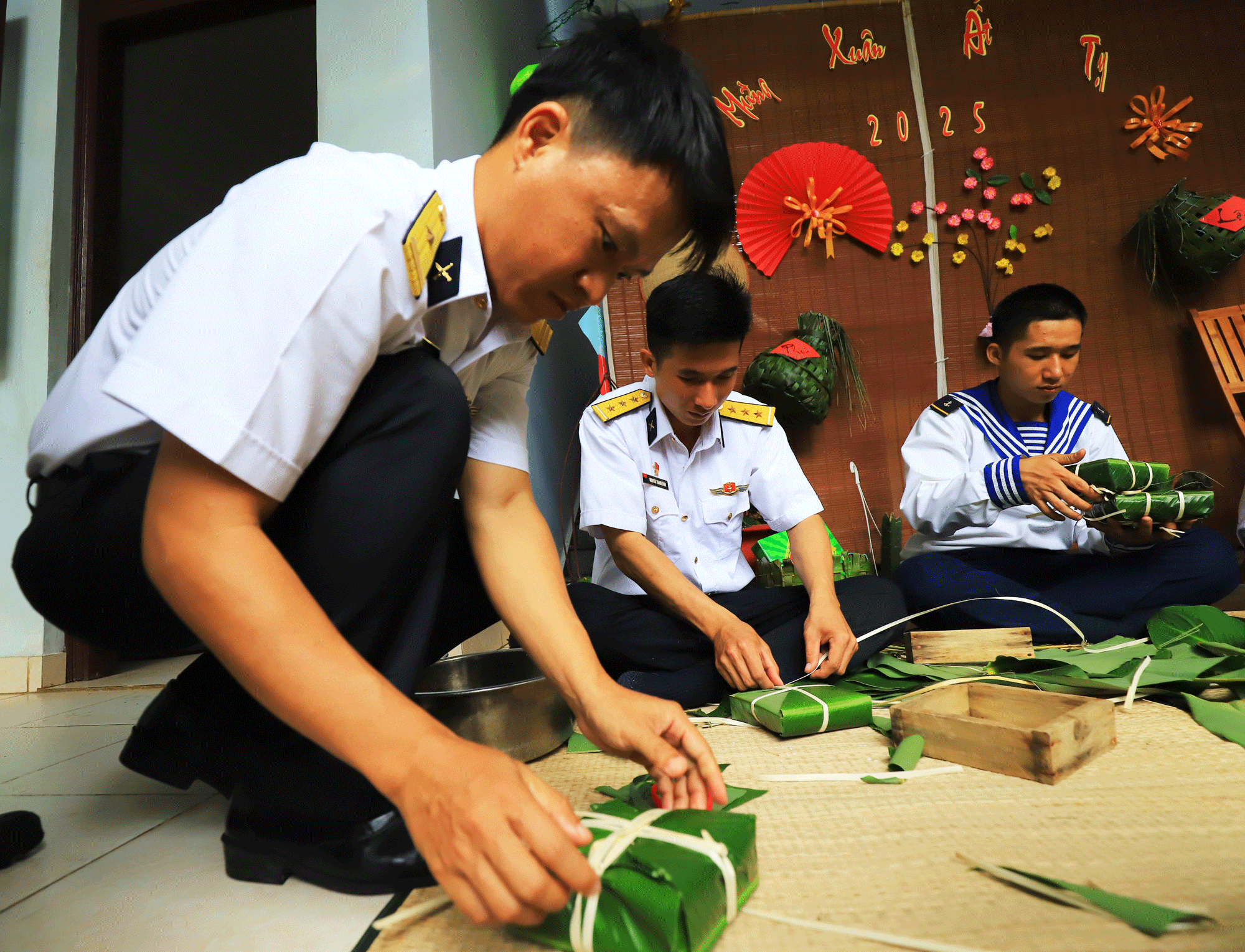 Sản phẩm bánh chưng hoàn thành dưới những bàn tay khéo léo của cán bộ, chiến sĩ và Nhân dân trên đảo Trường Sa. banh-trung-xong.gif