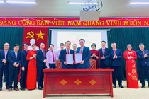 Trao giấy khen của Tổng giám đốc NHCSXH cho các cá nhân có thành tích xuất sắc trong phong trào thi đua giai đoạn 2020 - 2025.