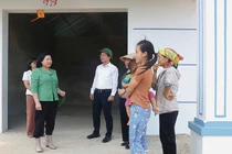 Đồng chí Phó Bí thư Thường trực Tỉnh ủy trao đổi, thăm nắm tình hình đời sống của người dân trong thôn.