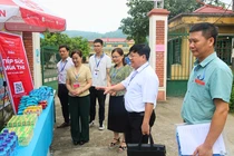 Đoàn kiểm tra tại điểm thi Trường THPT Ngân Sơn.