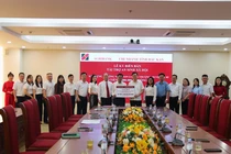 Giám đốc Agribank Chi nhánh tỉnh Đỗ Đăng Hùng trao biển tài trợ kinh phí hỗ trợ xây dựng trường mầm non Lương Thượng.