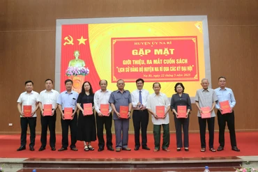 Giới thiệu, ra mắt cuốn sách “Lịch sử Đảng bộ huyện Na Rì qua các kỳ đại hội”