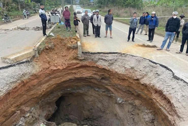 Xuất hiện hố sụt lún lớn giữa giải phân cách thuộc quốc lộ 3B tại xã Kim Lư