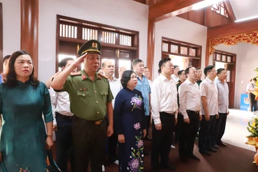 Đoàn đại biểu lãnh đạo tỉnh Bắc Kạn dâng hương tại Khu Di tích lịch sử Nà Tu, viếng Nghĩa trang liệt sĩ tỉnh 