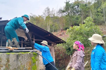 Na Rì huy động sức mạnh tổng hợp giúp dân xóa nhà dột nát