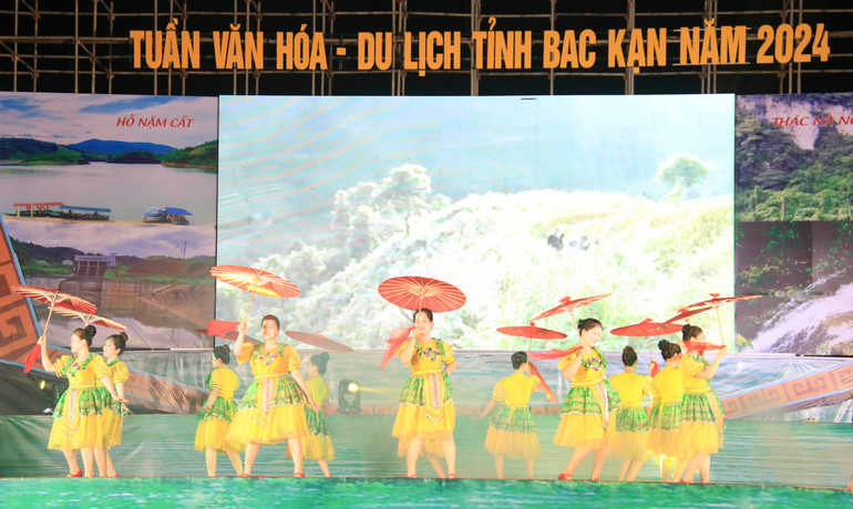 Nhảy dân vũ tại thành phố Bắc Kạn. IMG_26422.jpg