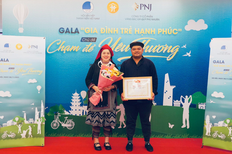 Vợ chồng "Đại Bắc Kạn" vinh dự được tuyên dương là gia đình trẻ tiêu biểu toàn quốc do Trung ương Hội LHTN Việt Nam tổ chức. dai.jpg