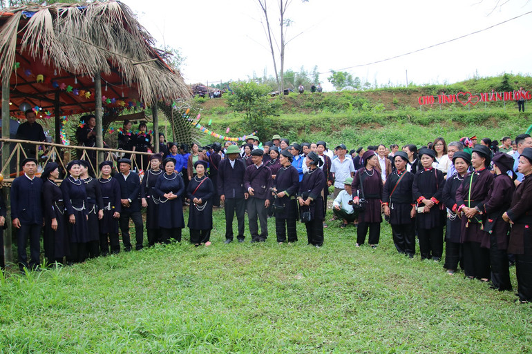 Màn hát Sli tại Chợ tình Xuân Dương, huyện Na Rì. IMG_3682.JPG